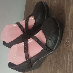 Women's wedged Skechers size 10 medium velcro closure